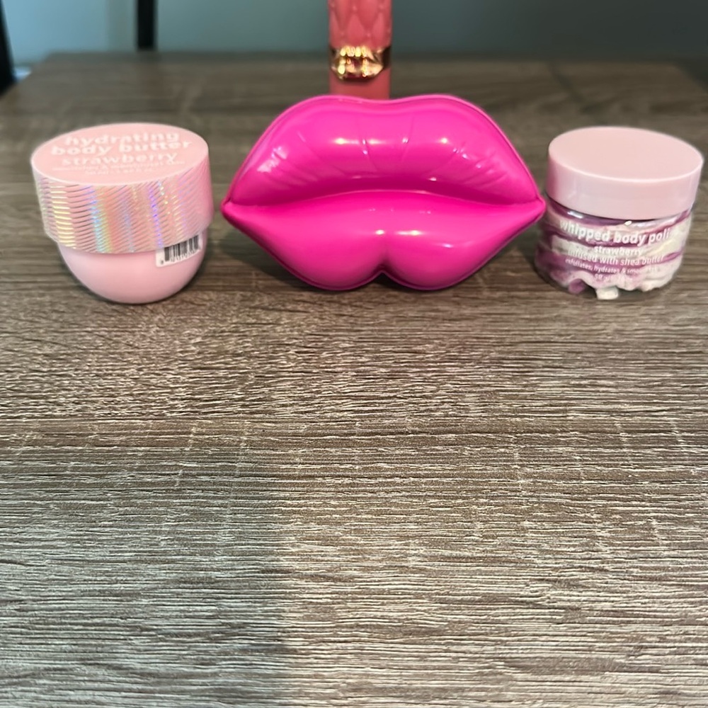 Plumping Lip Gloss Cherry & Body Butter & Whipped Body Polish & Compact Mirror